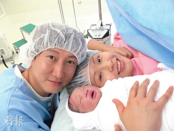 38歲的洪天明與29歲的周家蔚做爸爸媽媽了,天明將妻兒抱緊,一家三口好幸福。(攝影/記者﹕林祖傑、李維隆)剛出世的TJ臉圓圓、眼腫腫、頭髮又多,跟爺爺洪金寶似餅印。TJ的預產期原本是2月5日,因頭太大故提早開刀。(攝影/記者﹕林祖傑、李維隆)洪金寶做爺爺好興奮,開玩笑叫孫兒「洪大爺」。(攝影/記者﹕林祖傑、李維隆)洪金寶與太太高麗虹睇孫仔後,由天明陪伴離開。(攝影/記者﹕林祖傑、李維隆)洪天明晨早送老婆周家蔚入院待產。(攝影/記者﹕林祖傑、李維隆)謝霆鋒在洪天明與周家蔚榮升父母前,相約他們與伍允 38歲的洪天明與29歲的周家蔚做爸爸媽媽了,天明將妻兒抱緊,一家三口好幸福。(攝影/記者﹕林祖傑、李維隆)剛出世的TJ臉圓圓、眼腫腫、頭髮又多,跟爺爺洪金寶似餅印。TJ的預產期原本是2月5日,因頭太大故提早開刀。(攝影/記者﹕林祖傑、李維隆)洪金寶做爺爺好興奮,開玩笑叫孫兒「洪大爺」。(攝影/記者﹕林祖傑、李維隆)洪金寶與太太高麗虹睇孫仔後,由天明陪伴離開。(攝影/記者﹕林祖傑、李維隆)洪天明晨早送老婆周家蔚入院待產。(攝影/記者﹕林祖傑、李維隆)謝霆鋒在洪天明與周家蔚榮升父母前,相約他們與伍允