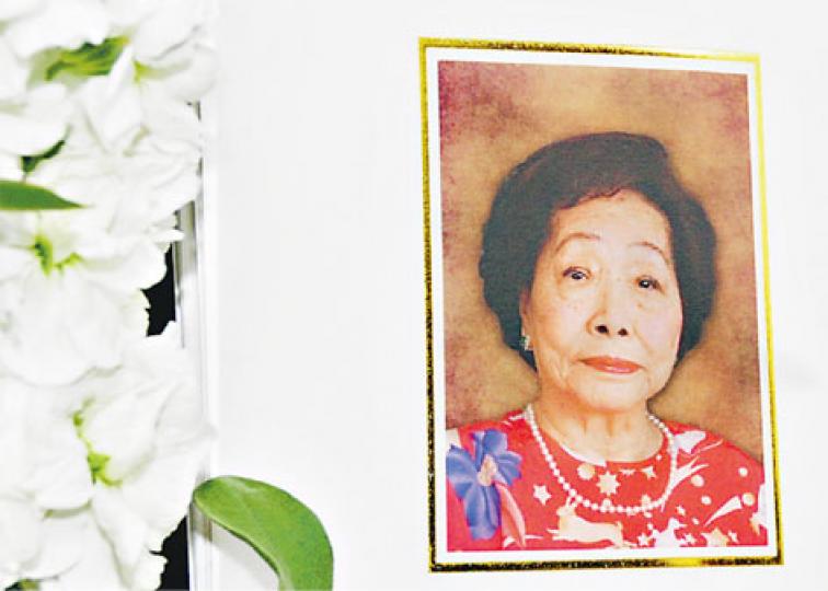 林百欣元配夫人林賴元芳女士享年103歲,離世前已無遺憾。(攝影:梁迺楠)余寶珠傷痛得要林建康及媳婦攙扶離開。(攝影:梁迺楠)靈堂以白色佈置為主,簡潔莊嚴。(攝影:梁迺楠)林建岳希望林老太一路好走。(攝影:梁迺楠)林建岳前妻謝玲玲送別林老太。(攝影:梁迺楠)林建岳的緋聞女友Michelle一直低頭迴避鏡頭。(攝影:梁迺楠)林建名在女兒陪同下接受訪問,勉強保持笑容。(攝影:梁迺楠) 林百欣元配夫人林賴元芳女士享年103歲,離世前已無遺憾。(攝影:梁迺楠)余寶珠傷痛得要林建康及媳婦攙扶離開。(攝影:梁迺楠)靈堂以白色佈置為主,簡潔莊嚴。(攝影:梁迺楠)林建岳希望林老太一路好走。(攝影:梁迺楠)林建岳前妻謝玲玲送別林老太。(攝影:梁迺楠)林建岳的緋聞女友Michelle一直低頭迴避鏡頭。(攝影:梁迺楠)林建名在女兒陪同下接受訪問,勉強保持笑容。(攝影:梁迺楠)