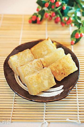 大師姐馬蹄糕 - 大師姐表示,選用廣州泮塘馬蹄粉,品質最佳。大師姐每盒糕點宜平均切成11件,用刀前後拖拉切下,材料便不易散。($188/880克,b)(葉思雅攝)桂林馬蹄糕 - 精選上等桂林馬蹄,顆粒飽滿、肉厚味甜,切大厚片來製作而成的馬蹄糕特別爽甜清脆。($159/900克,c)(葉思雅攝) 大師姐馬蹄糕 - 大師姐表示,選用廣州泮塘馬蹄粉,品質最佳。大師姐每盒糕點宜平均切成11件,用刀前後拖拉切下,材料便不易散。($188/880克,b)(葉思雅攝)桂林馬蹄糕 - 精選上等桂林馬蹄,顆粒飽滿、肉厚味甜,切大厚片來製作而成的馬蹄糕特別爽甜清脆。($159/900克,c)(葉思雅攝)