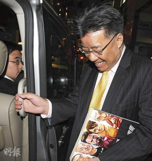 全國政協委員劉夢熊昨晚離開辦公室時，走停車場秘道避開記者，他離開時手持漫畫家Cuson的政治人物畫集，封面有達賴喇嘛、昂山素姬、司徒華和艾未未等人物的卡通肖像。（劉焌陶攝）東方明珠主席黃煜坤（別名黃坤）昨到東方明珠在中環的辦公室，約下午4時半離去，對廉署調查和劉夢熊言論等問題均不作回應。（劉焌陶攝）
