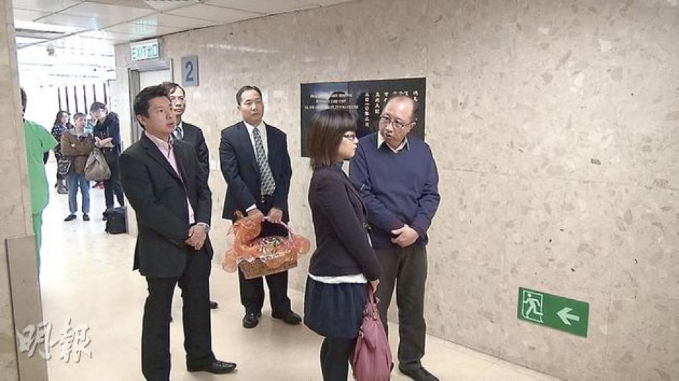 駕駛學院行政總裁梁盈鈞（持果籃者）昨與駕院高層到瑪嘉烈探望因車禍重傷的學院前教車師傅馬偉雄，表示對馬偉雄的不幸感難過，學院除已準備5萬元體恤金，並決定無條件讓原已被學院解僱的馬偉雄及何德明復職。（林智傑攝）