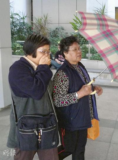 麥玉琼（右）表示，老伴黃華偉生前口頭表明把遺產交給她，她說與黃一直互相關顧，「仆心仆命服侍佢」，從沒考慮另立文件處理遺產。（何偉畧攝）麥玉琼表示，老伴黃華偉曾說，其親兒黃德勝（圖）游手好閒，每次來訪都吵架收場，黃華偉病重時更着她換掉門鎖，以免黃德勝入屋。（何偉畧攝）