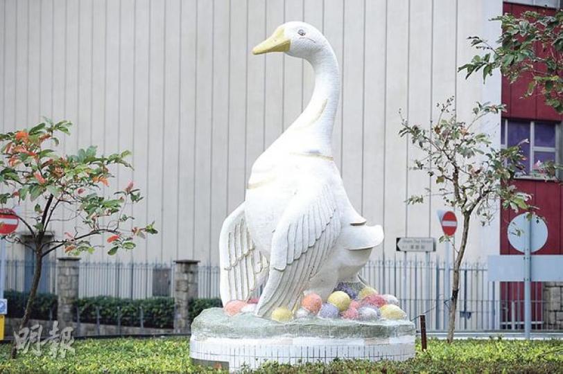 深井「鵝媽媽生蛋」雕塑被批難看,提出豎立此雕塑的荃灣區議員陳偉明稱,上月已催促當局改善,但至今未開工。(尹錦恩攝) 深井「鵝媽媽生蛋」雕塑被批難看,提出豎立此雕塑的荃灣區議員陳偉明稱,上月已催促當局改善,但至今未開工。(尹錦恩攝)