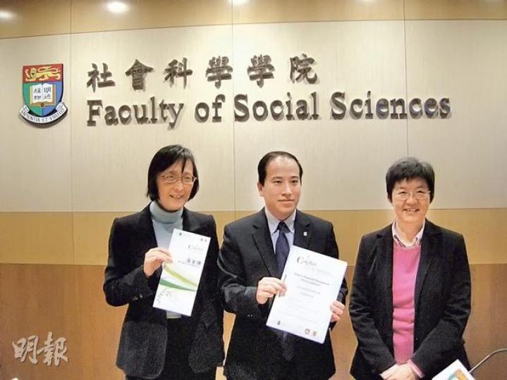 賽馬會流金頌計劃贊助的「長者財務管理」研究,昨由負責研究的中大醫學院教授胡令芳(左)及港大社會科學學院副院長崔永康博士(中),連同城大法律學院助理教授王玉珍(右),講解長者管理財務時遇到的困難及建議。(黃建邦攝) 賽馬會流金頌計劃贊助的「長者財務管理」研究,昨由負責研究的中大醫學院教授胡令芳(左)及港大社會科學學院副院長崔永康博士(中),連同城大法律學院助理教授王玉珍(右),講解長者管理財務時遇到的困難及建議。(黃建邦攝)
