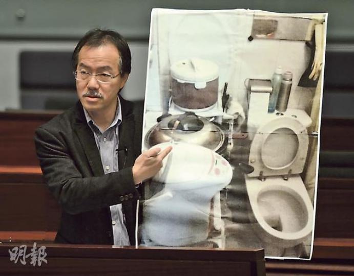 工黨張超雄指劏房生活環境惡劣,以大相展示劏房的洗手間也要用來放置電飯煲、熱水瓶等電器。(余俊亮攝) 工黨張超雄指劏房生活環境惡劣,以大相展示劏房的洗手間也要用來放置電飯煲、熱水瓶等電器。(余俊亮攝)