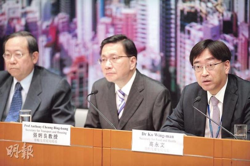 政府昨日下午召開跨部門記者會，高調宣布措施打擊奶粉水貨，以確保本港父母可為嬰兒購得奶粉。未知是否因為連日來不斷開會，食物及衛生局長高永文（右一）在記者會上疲態畢露，不時要記者重複提問。右起為高永文、運輸及房屋局長張炳良和保安局長黎棟國。（尹錦恩攝）