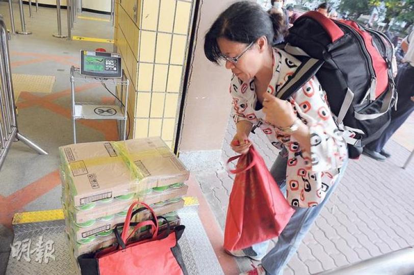 上水等火車站限制乘客所攜行李不超過23公斤，但車站職員表示，水貨客用螞蟻搬家方式多次入閘，然後在車站內把貨物重新包裹，即就破解此限制。（劉焌陶攝）