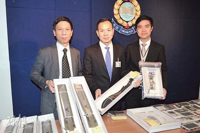 警方代號「擊狐」的反黑行動中，連日拘捕66名男女及檢獲大批武器等證物。有組織罪案及三合會調查科郭浩輝總警司（中）向記者講述案情，並展示行動中檢獲的利刀及電槍等武器。（衛永康攝）圖為一個用作追債時威嚇債仔「剃頭」的修髮器。（衛永康攝）