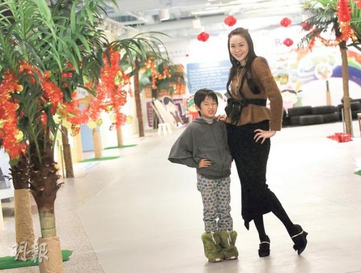 昔日不懂走路的「豆腐花」Boden（左），如今與曾是兼職模特兒的媽媽Dayna（右）一起「行貓步」也不失台型，對Dayna而言是很大成就。（李澤彤攝）