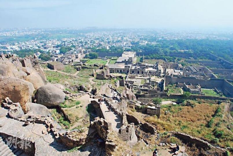 Golconda Fort依山而建，像個小城市，設有皇宮、監獄、市集、清真寺、印度寺等。登上了城堡頂，除了驗證了神奇的傳音系統外，風景更是漂亮開揚。（黃潔玲攝）Golconda Fort以傳聲聞名，站在山上，可聽到約1公里遠的拍掌聲。（黃潔玲攝）如今餘下的皇宮部分（黃潔玲攝）城堡建有長約11公里的城牆。（黃潔玲攝）Qutub Shahi的陵墓，建築巨型，風格精雕細琢，不說明，我們可能猜不出是陵墓。（黃潔玲攝）位於城堡東邊的Bala Hissar城門，頂上有孔雀和獅子，配有細緻花紋，屬印度教與伊斯