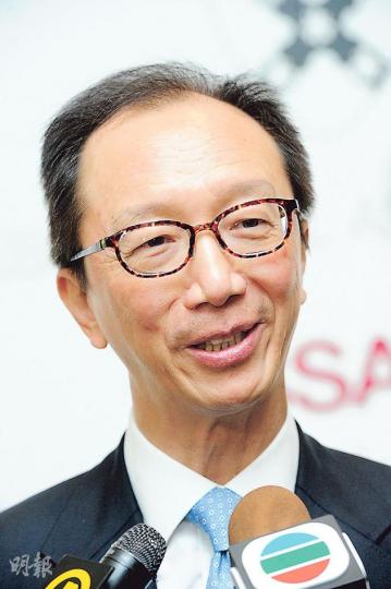 香港哈佛商學院協會主辦2013展望未來研討會，參與者之一、前財政司長梁錦松表示，未來數年住宅供應量大增，加上息率有可能上升，市民要留意樓市轉向下跌風險。（尹錦恩攝）香港哈佛商學院協會請來眾多猛人為2013年經濟把脈，左起為前財政司長梁錦松、馮氏集團主席馮國經、港交所主席周松崗及招商局集團主席傅育寧。（尹錦恩攝）