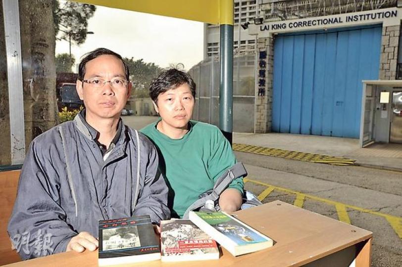 嚴先生和太太上周五到荔枝角羈留所探訪女兒嚴敏華，並帶了數本女兒喜愛的書籍，當中包括異見人士王希哲自傳《走向黑暗》、南方朔的《近代新反抗運動》等，希望可助女兒解悶。短短的15分鐘相聚，嚴太說，女兒對父母的探訪表現得相當期待。（葉家豪攝）