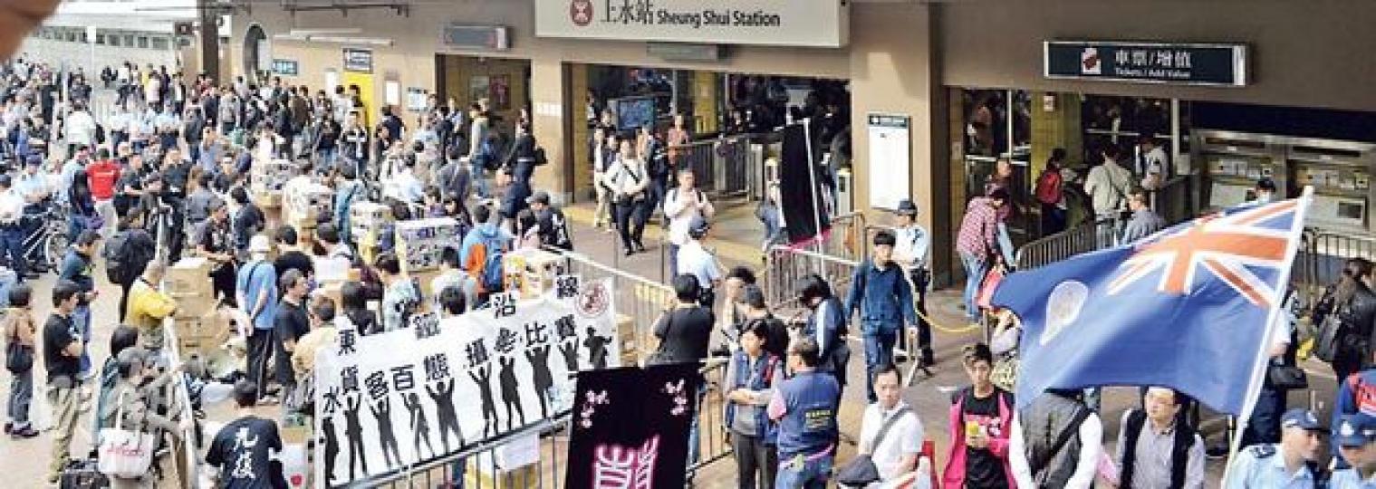 上水港鐵站的Ｃ出入口外，過往一直有大批水貨客排隊等候入閘乘車，昨日只見零星水貨客拖着手拉車或背囊進入月台，幾乎回復昔日上水站的景象；但也有水貨客選擇由上層閘口進入，未知是否想避開站外空地聚集的本地示威者，以及北區水貨客關注組的「東鐵沿線水貨客百態攝影比賽」頒獎禮。在場有大批警員維持秩序。（余俊亮攝）在特區政府擬修例限帶兩罐奶粉出境前，昨日繼續有內地水貨客帶同多罐奶粉過關，未擔心被深圳海關截查。（余俊亮攝）（明報製圖）