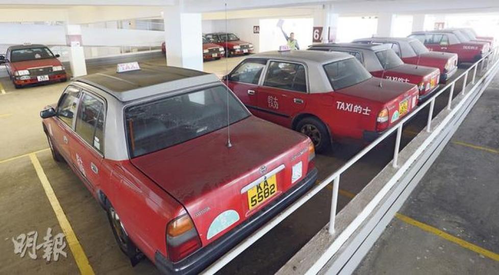 尖沙嘴中間道政府停車場5至7樓共停放了19輛閒置的士，其中15輛積滿灰塵，圖為6樓一層已泊了10輛的士。（明報記者攝）本報翻查運輸署紀錄，發現當中10輛閒置的士，來自忠誠車行及其關聯公司和人士，不過車行董事總經理鄭克和否認囤積，稱只是司機放假。（明報記者攝）（明報製圖）