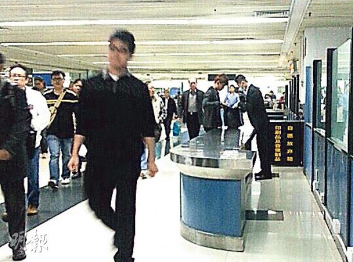 本報記者昨帶了3罐奶粉過關，並沒有被深圳公安截查，只見公安抽查帶行李較多的過關者。（明報記者攝）食物及衛生局長高永文表示，當局暫不會考慮讓兒童帶奶粉，免他們被水貨客利用，並會密切監察奶粉及其他日用品供應情况。（尹錦恩攝）