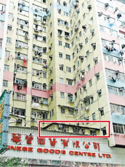 在北角僑冠大廈工作的45歲印傭Jenny疑因生活不愉快尋死，由14樓僱主家中睡房（確實位置不詳）跳樓，直墮3樓平台（紅框示）身亡。（林智傑攝）女傭墮至平台上一間約200呎大石屎屋，身體壓穿鐵皮屋頂，撞穿一個直徑約3呎大的洞（箭嘴示），再跌入屋內客廳。（楊嘉欣攝）當時姚姓女子和兩歲女兒在客廳看電視，女傭就跌在距離兩人不足1米外地上，部分鐵皮天花和支架散落一地，圖中藍色門框前就是石屎屋範圍，包括一地碎片範圍的客廳，掛衣的木門範圍是睡房。（林智傑攝）當時在屋內險被壓中的女孩（左）及其母親（中），偕祖母