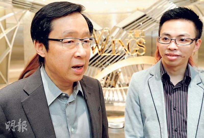 新地副董事總經理雷霆（左）稱，天晉2期至今累沽逾600伙，套現60億。圖右為新地代理助理總經理陳漢麟。（尹錦恩攝）