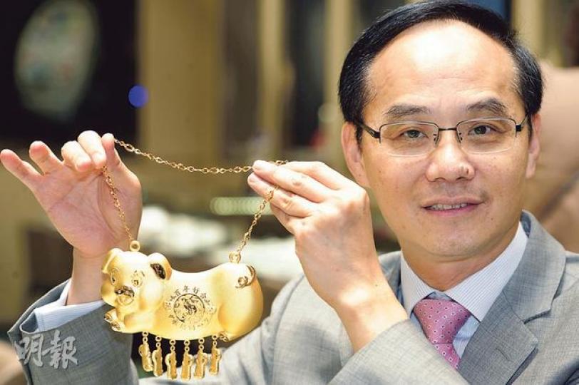 黃紹基認為，年輕人外表再新潮，心底總不離愛福氣這一傳統想法。他以手中的金豬牌為例，當人人覺得這樣的傳統掛飾難以令年輕人受落，它偏偏是店內最受年輕顧客歡迎的結婚產品。（尹錦恩攝）
