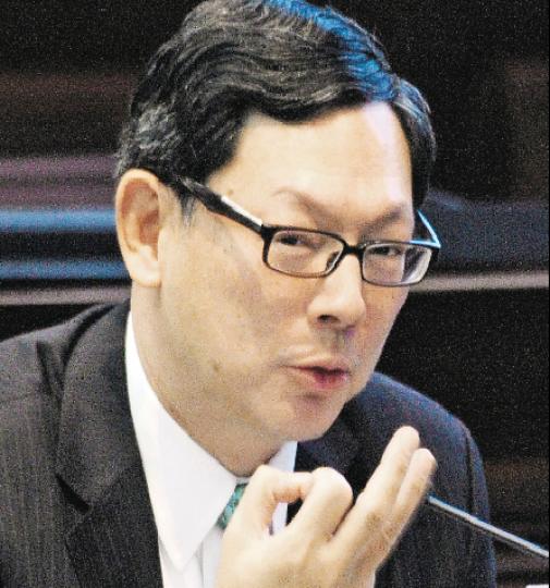 金管局總裁陳德霖昨以家庭債務佔GDP比率接近歷史新高為由，呼籲市民貸款置業須三思。（尹錦恩攝）