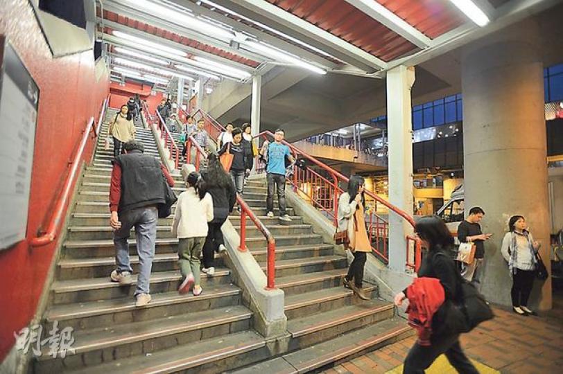 田北辰表示，港鐵初步答允可用1億元中的3200萬元，將港鐵站A4出口的樓梯改建為扶手電梯，但方案仍有待區議會決定是否採納。（盧翊銘攝）