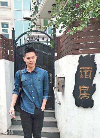 夏雨兒子黃俊銘事發後在寓所外講述按倒一名賊人後，被另一賊從暗處撲出撞開逃脫。（林智傑攝）