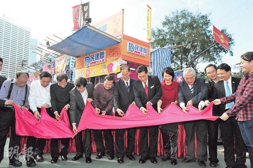民建聯年宵攤檔開幕，特登用塊布嚟剪綵，名副其實「剪布」，其中，食衛局長高永文（左四）就最落力，剪布都剪得快過人；民政事務局長曾德成（左六）、商務及經濟事務局長蘇錦樑（左七）就斯文啲。（尹錦恩攝）新民黨搵咗立法會主席曾鈺成（左三）切燒豬慶祝攤檔開幕，同場仲有新民黨嘅3個副主席鄭承隆（左一）、田北辰（左二）、史泰祖（右二），同主席葉劉淑儀（右一）。（尹錦恩攝）經民聯今年喺沙田擺年宵攤位，立法會議員梁君彥（左四）、林健鋒（左一）、盧偉國（右三）等一同出席開幕儀式，邀請政制及內地事務局長譚志源（左三）等