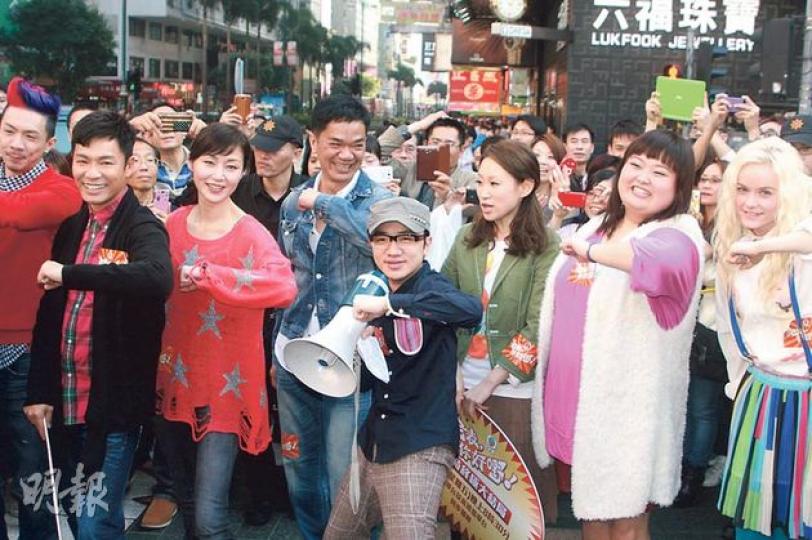 張繼聰(左起)、郭晉安、萬綺雯、黃光亮、王祖藍、王菀之、細細粒與鬼妹到街頭宣傳,催谷《老表,你好嘢!》結局周收視。(攝影/記者:林祖傑) 張繼聰(左起)、郭晉安、萬綺雯、黃光亮、王祖藍、王菀之、細細粒與鬼妹到街頭宣傳,催谷《老表,你好嘢!》結局周收視。(攝影/記者:林祖傑)