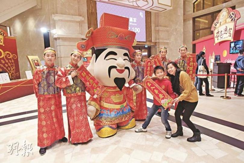 趁新年長假，一家人快來計劃到澳門來個短線遊，跟卡通財神拜年，「濠」玩一下。（林俊源攝）秘制土豆烤乳豬——選用大約3公斤的乳豬，以攝氏160度烤焗1小時，4人餐的乳豬大約為1/4隻，8人餐則有半隻供應。（林俊源攝）薯茸香焗馬介休——近海的葡萄牙出產很多海鮮，用鹽醃製鱈魚而成的馬介休是當地常吃的菜式，再配薯蓉同吃，十分惹味。（林俊源攝）葡軒新年4人套餐——套餐共有8款菜式，包括馬鈴薯豬肉炒蜆、海鮮沙律、奶油南瓜湯、葡式大雜燴、烤乳豬、薯茸香焗馬介休、澳葡特色炒飯和雞蛋布甸。（1988澳門幣）（林俊源
