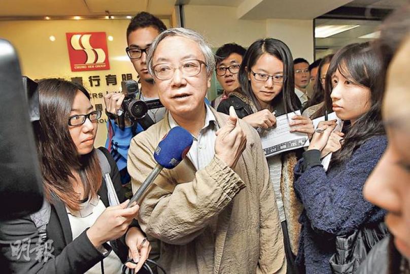 德褔五屍凶宅昨日拍賣,吸引凶宅大王伍冠流到場,惟業主開價未達伍氏心目中之理想價,故未有出價競投,而單位亦被迫收回。(李紹昌攝) 德褔五屍凶宅昨日拍賣,吸引凶宅大王伍冠流到場,惟業主開價未達伍氏心目中之理想價,故未有出價競投,而單位亦被迫收回。(李紹昌攝)