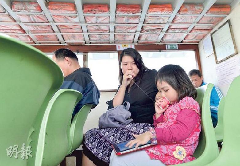 何太常與3歲半的女兒乘坐渡輪由西灣河往觀塘,當得悉該船上原來一件兒童救生衣也沒有,她表示感到擔心無法保障小童安全,她促請海事處及渡輪公司添置兒童救生衣。(鄧宗弘攝) 何太常與3歲半的女兒乘坐渡輪由西灣河往觀塘,當得悉該船上原來一件兒童救生衣也沒有,她表示感到擔心無法保障小童安全,她促請海事處及渡輪公司添置兒童救生衣。(鄧宗弘攝)