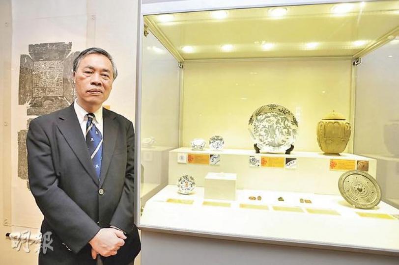 中大舉行有關蛇的文物展,館長林業強說,蛇由戰國時代是吉祥的神獸,到宋朝漸成為五毒之一,在文物上出現的次數愈來愈少,要搜集有關文物有一定困難。(葉家豪攝) 中大舉行有關蛇的文物展,館長林業強說,蛇由戰國時代是吉祥的神獸,到宋朝漸成為五毒之一,在文物上出現的次數愈來愈少,要搜集有關文物有一定困難。(葉家豪攝)