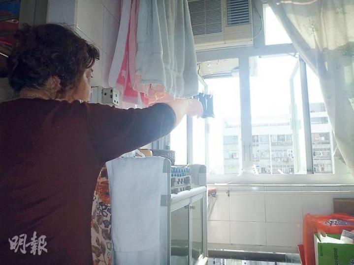 元朗朗屏邨女戶主(圖)兩周內兩度在大廳遭人以氣槍射擊,其中一次BB彈更打傷她左臂,她相信兇徒的是住在鳳屏樓一單位的短髮男子。(楊嘉欣攝)兩度遭氣槍射擊的朗屏邨燕屏樓姓胡女戶主昨與記者訴苦期間,又在洗衣機附近發現一粒白色氣槍BB彈,她擔心自己安全,希望警方盡快破案。(楊嘉欣攝) 元朗朗屏邨女戶主(圖)兩周內兩度在大廳遭人以氣槍射擊,其中一次BB彈更打傷她左臂,她相信兇徒的是住在鳳屏樓一單位的短髮男子。(楊嘉欣攝)兩度遭氣槍射擊的朗屏邨燕屏樓姓胡女戶主昨與記者訴苦期間,又在洗衣機附近發現一粒白色氣槍BB彈,她擔心自己安全,希望警方盡快破案。(楊嘉欣攝)