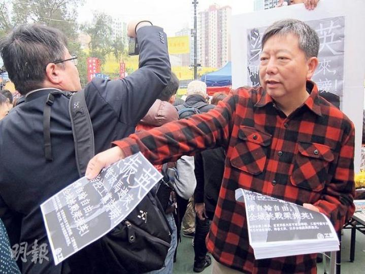 工黨主席李卓人批評,特首梁振英向《信報》發律師信有損香港核心價值,昨在維園年宵攤檔,向市民派發數千份練乙錚該篇涉事文章的複印本,直指若梁認為傳閱及複印該文都可對他構成誹謗,大可提出訴訟。(林凱旻攝) 工黨主席李卓人批評,特首梁振英向《信報》發律師信有損香港核心價值,昨在維園年宵攤檔,向市民派發數千份練乙錚該篇涉事文章的複印本,直指若梁認為傳閱及複印該文都可對他構成誹謗,大可提出訴訟。(林凱旻攝)
