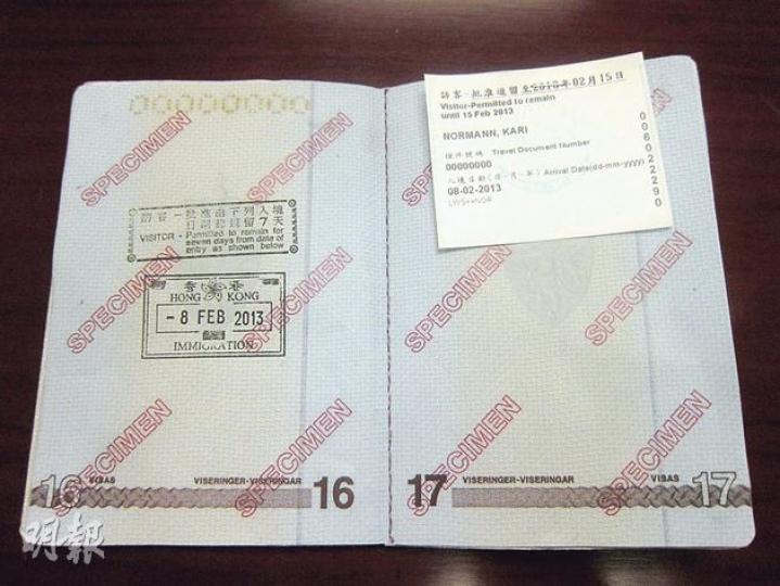 入境處擬於下月起推行入境免蓋章,旅客護照上的入境印章(左)將成為歷史,取而代之的是印有旅客姓名、逗留條件及期限的電子入境標籤(右)。(錢瑋琪攝)圖左的入境處印章自1961年起沿用至今,每名入境處人員都有其個別編號的「官印」。惟蓋章工作將由圖右的印刷機編印電子入境標籤代替。(錢瑋琪攝) 入境處擬於下月起推行入境免蓋章,旅客護照上的入境印章(左)將成為歷史,取而代之的是印有旅客姓名、逗留條件及期限的電子入境標籤(右)。(錢瑋琪攝)圖左的入境處印章自1961年起沿用至今,每名入境處人員都有其個別編號的「官印」。惟蓋章工作將由圖右的印刷機編印電子入境標籤代替。(錢瑋琪攝)
