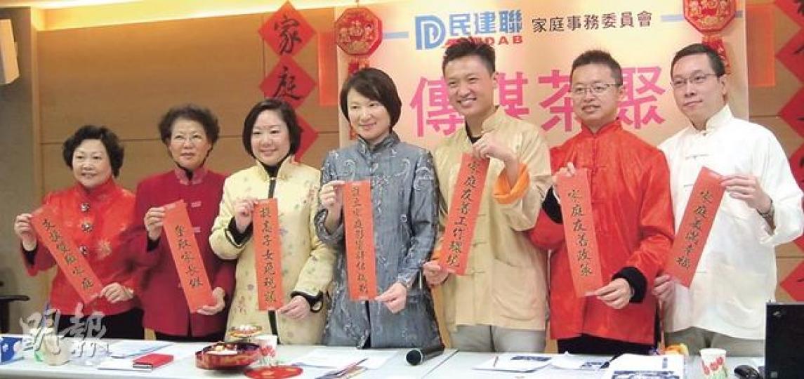 民建聯立法會議員李慧琼(左四)話,為咗送囡囡入好學校,迫不得已走上「怪獸家長」之路,安排佢去學琴、學游水。右三為深水埗區議員鄭泳舜。(林凱旻攝) 民建聯立法會議員李慧琼(左四)話,為咗送囡囡入好學校,迫不得已走上「怪獸家長」之路,安排佢去學琴、學游水。右三為深水埗區議員鄭泳舜。(林凱旻攝)