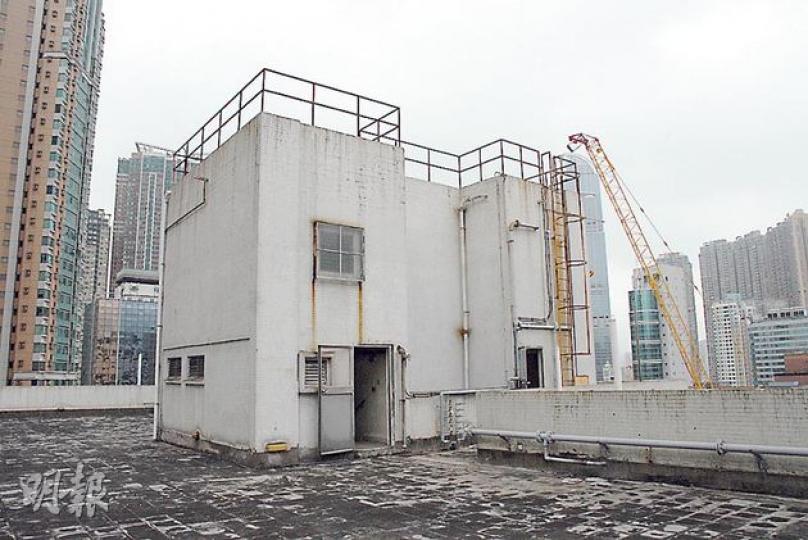 仁濟醫院正進行重建工程,一般人可輕易到達避雷帶被偷的天台,途中未有醫院職員攔阻。(雲錦鋒攝) 仁濟醫院正進行重建工程,一般人可輕易到達避雷帶被偷的天台,途中未有醫院職員攔阻。(雲錦鋒攝)