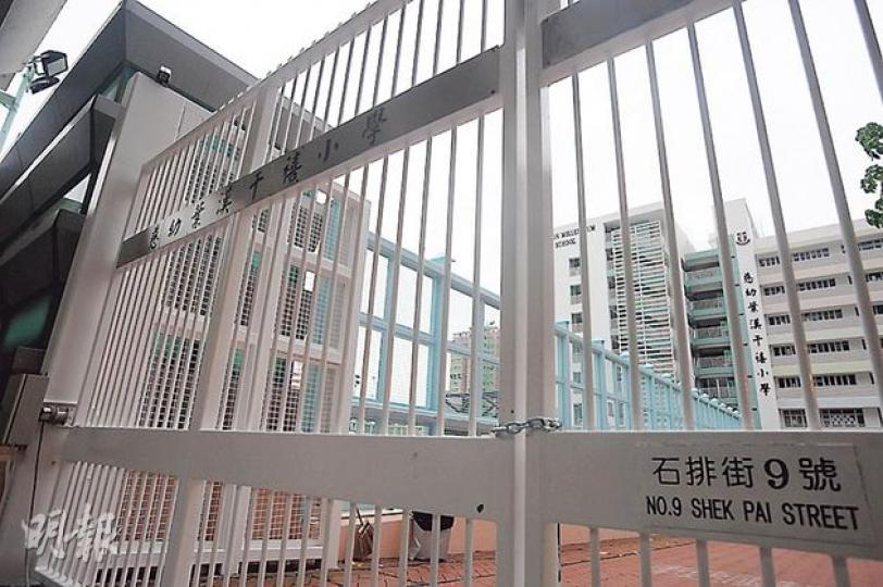 葵涌慈幼葉漢千禧小學揭發偷車案件,昨日凌晨兩名賊匪趁學校放年假期間,撬毁鎖頭潛入並偷駕一輛24座校巴逃去無蹤。學校大門置有閉路電視(圖左上角)。(樊銳昌攝) 葵涌慈幼葉漢千禧小學揭發偷車案件,昨日凌晨兩名賊匪趁學校放年假期間,撬毁鎖頭潛入並偷駕一輛24座校巴逃去無蹤。學校大門置有閉路電視(圖左上角)。(樊銳昌攝)