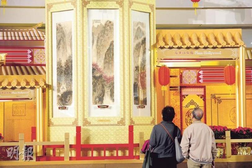 荷里活廣場展出的傅抱石畫作真偽受質疑,廣場獲借出展品的收藏家趙泰來聲明力證展品為真品,畫展昨日照常進行,吸引不少市民駐足欣賞。(尹錦恩攝) 荷里活廣場展出的傅抱石畫作真偽受質疑,廣場獲借出展品的收藏家趙泰來聲明力證展品為真品,畫展昨日照常進行,吸引不少市民駐足欣賞。(尹錦恩攝)