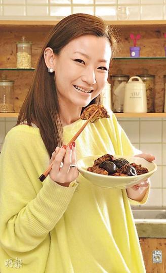 紅燒豬肉蛋角--Esther認為要做好蛋角,選料相當重要,她喜歡用走地雞蛋做的蛋角皮,因其帶有一種雞蛋的清香。(陳淑安攝)(陳淑安攝) 紅燒豬肉蛋角--Esther認為要做好蛋角,選料相當重要,她喜歡用走地雞蛋做的蛋角皮,因其帶有一種雞蛋的清香。(陳淑安攝)(陳淑安攝)