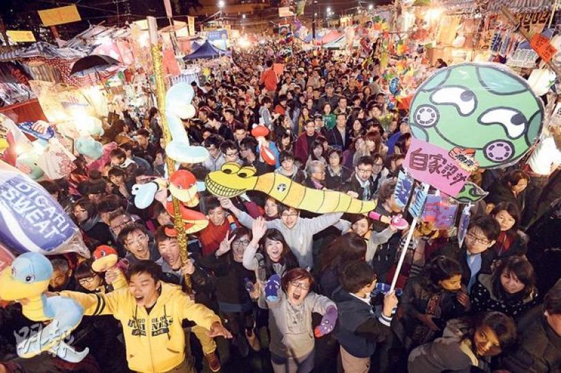 (余俊亮攝)數百市民昨晚在黃大仙祠外排隊等候上頭炷香,排頭位的市民早於昨午4時許已來到,差不多年年也上頭炷香的藝人黃夏蕙(右一)頭戴蛇形飾物、手持蛇的毛公仔現身。當黃大仙祠昨晚約11時開放首批上頭炷香人士入內時,黃夏蕙與眾善信迅速上前,左穿右插上香。(鄧宗弘攝) (余俊亮攝)數百市民昨晚在黃大仙祠外排隊等候上頭炷香,排頭位的市民早於昨午4時許已來到,差不多年年也上頭炷香的藝人黃夏蕙(右一)頭戴蛇形飾物、手持蛇的毛公仔現身。當黃大仙祠昨晚約11時開放首批上頭炷香人士入內時,黃夏蕙與眾善信迅速上前,左穿右插上香。(鄧宗弘攝)
