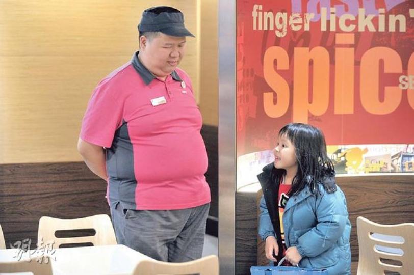 森森雖然智力略遜常人,但待客熱情10年不變,每有客人進來他都會笑着說:「歡迎!」不少屯門街坊在網上留言,表示對其燦爛笑容印象深刻,有街坊甚至表示還記得10年前的森森:「10年前我還在讀書,常去KFC買東西,都見到他拎住一塊毛巾,臉上帶着笑容收拾枱面。」(葉家豪攝) 森森雖然智力略遜常人,但待客熱情10年不變,每有客人進來他都會笑着說:「歡迎!」不少屯門街坊在網上留言,表示對其燦爛笑容印象深刻,有街坊甚至表示還記得10年前的森森:「10年前我還在讀書,常去KFC買東西,都見到他拎住一塊毛巾,臉上帶着笑容收拾枱面。」(葉家豪攝)