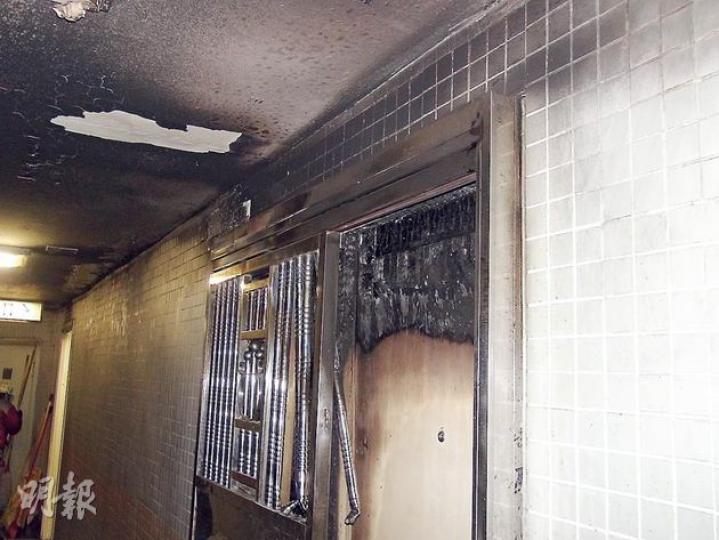 4名黑少年在天慈村慈輝樓派財神索財不遂,在門外縱火,消防接報趕至救出被困一家三口,但單位木門頂及走廊天花已被嚴重熏黑。(林智傑攝) 4名黑少年在天慈村慈輝樓派財神索財不遂,在門外縱火,消防接報趕至救出被困一家三口,但單位木門頂及走廊天花已被嚴重熏黑。(林智傑攝)