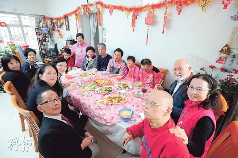 「扶康家庭」重視家的感覺,過時過節會一起做節、逛年宵,今日更會團拜。家庭成員早已打成一片,不時拌嘴但不失和諧。前方穿粉紅背心者為扶康會董事局副主席林小玲,她背後是創辦家舍的方叔華神父,他現居於圖中家舍「邂逅軒」。(尹錦恩攝) 「扶康家庭」重視家的感覺,過時過節會一起做節、逛年宵,今日更會團拜。家庭成員早已打成一片,不時拌嘴但不失和諧。前方穿粉紅背心者為扶康會董事局副主席林小玲,她背後是創辦家舍的方叔華神父,他現居於圖中家舍「邂逅軒」。(尹錦恩攝)