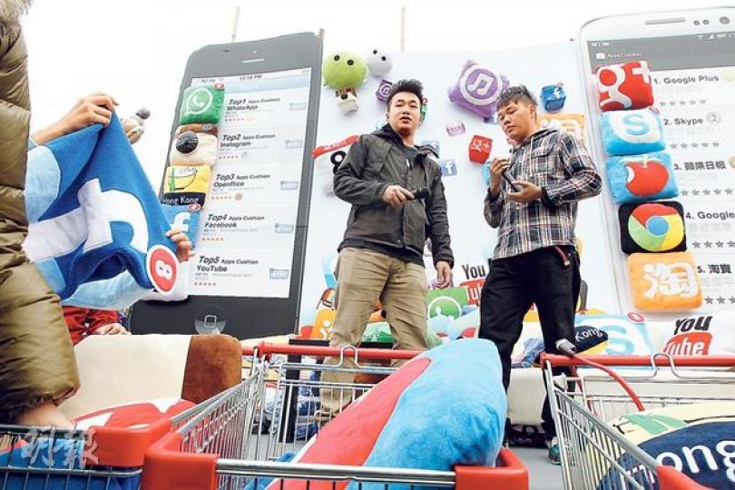 「Apps Home」以開放式設計攤檔,店員更在台上大搞氣氛,與市民講價,而台前更有多架超市手推車,裝滿咕 「Apps Home」以開放式設計攤檔,店員更在台上大搞氣氛,與市民講價,而台前更有多架超市手推車,裝滿咕