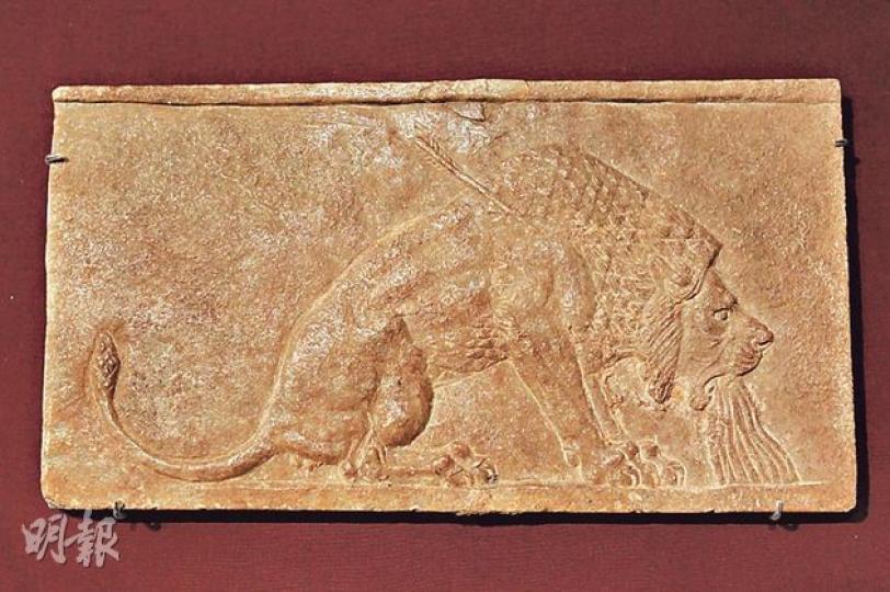 垂死的獅子--這塊獅子浮雕於1850年代在亞述的尼尼微(Nineveh)被發現,體積不大(高16.5厘米、闊30.6厘米、厚2.5厘米),但非常細緻,被譽為古代藝術的傑作。雕刻師以高度像真手法,刻劃獅子背部中箭受了致命傷,臨終前掙扎着站起來時的痛苦表情,雙目無神,口吐鮮血;雕刻師應曾觀察實景才能刻劃得如此栩栩如生。(李澤彤攝)(明報製圖) 垂死的獅子--這塊獅子浮雕於1850年代在亞述的尼尼微(Nineveh)被發現,體積不大(高16.5厘米、闊30.6厘米、厚2.5厘米),但非常細緻,被譽為古代藝術的傑作。雕刻師以高度像真手法,刻劃獅子背部中箭受了致命傷,臨終前掙扎着站起來時的痛苦表情,雙目無神,口吐鮮血;雕刻師應曾觀察實景才能刻劃得如此栩栩如生。(李澤彤攝)(明報製圖)