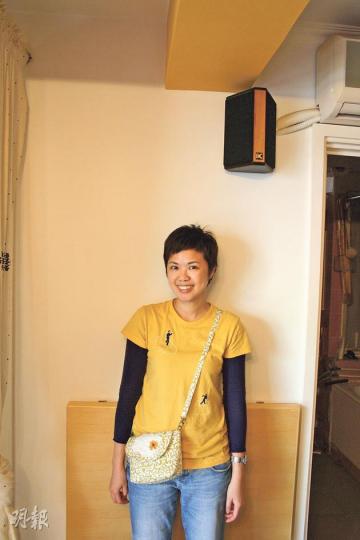 Vickie(饒雙宜攝)袋子外表漂亮,箇中乾坤也不尋常,都夾了棉及配上內裡,Vickie強調細節的重要性,她睜大眼睛說:「一定要用家用得開心!」(饒雙宜攝)客人訂製的布袋,Vickie花了一年時間去做。Vickie事先了解客人的貓,才因應各種性格設計造型,如有隻喜歡玩、有隻愛瞓,都在電郵中一一了解。畫好草稿後,更會為客人選擇喜歡的布料。通過互動而生的產品,肯定叫客人愛不釋手。(售價$500)(饒雙宜攝) Vickie(饒雙宜攝)袋子外表漂亮,箇中乾坤也不尋常,都夾了棉及配上內裡,Vickie強調細節的重要性,她睜大眼睛說:「一定要用家用得開心!」(饒雙宜攝)客人訂製的布袋,Vickie花了一年時間去做。Vickie事先了解客人的貓,才因應各種性格設計造型,如有隻喜歡玩、有隻愛瞓,都在電郵中一一了解。畫好草稿後,更會為客人選擇喜歡的布料。通過互動而生的產品,肯定叫客人愛不釋手。(售價$500)(饒雙宜攝)
