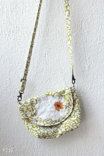 Vickie刺繡的第一個獅子袋,因為太喜歡,不捨得賣,據為己有。(饒雙宜攝)毛巾上的企鵝(饒雙宜攝)針步細緻的小狗(饒雙宜攝)在手作班教學生的習作包羅萬有,物件雖然一樣是量產的,只要加上刺繡圖案,立即變得獨一無二。當中最受歡迎的動物,是貓頭鷹。(饒雙宜攝)書套上的貓頭鷹(饒雙宜攝)戟絨上的雌鹿(饒雙宜攝)小朋友衣服上繡上兔子(饒雙宜攝)碎布上的雄鹿(饒雙宜攝)(明報製圖) Vickie刺繡的第一個獅子袋,因為太喜歡,不捨得賣,據為己有。(饒雙宜攝)毛巾上的企鵝(饒雙宜攝)針步細緻的小狗(饒雙宜攝)在手作班教學生的習作包羅萬有,物件雖然一樣是量產的,只要加上刺繡圖案,立即變得獨一無二。當中最受歡迎的動物,是貓頭鷹。(饒雙宜攝)書套上的貓頭鷹(饒雙宜攝)戟絨上的雌鹿(饒雙宜攝)小朋友衣服上繡上兔子(饒雙宜攝)碎布上的雄鹿(饒雙宜攝)(明報製圖)
