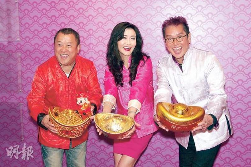 曾志偉（左起）、葉玉卿、譚詠麟送上金元寶，祝願大家財源廣進。（攝影：孫華中） 高海寧希望蛇年荷包常滿及演技再獲肯定。（攝影：孫華中）