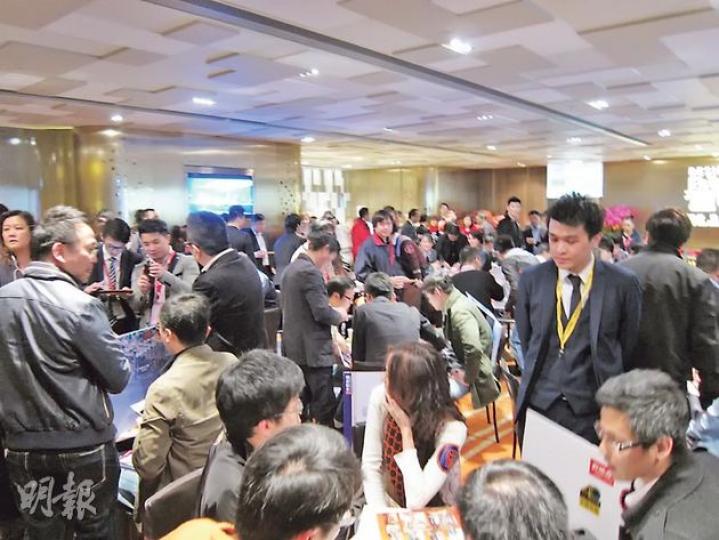 新地Residence譽88年初四首推,至今銷情仍然熾熱,過去兩日共售約55個單位,昨日該盤售樓處仍然人頭湧湧。(林尚民攝) 新地Residence譽88年初四首推,至今銷情仍然熾熱,過去兩日共售約55個單位,昨日該盤售樓處仍然人頭湧湧。(林尚民攝)