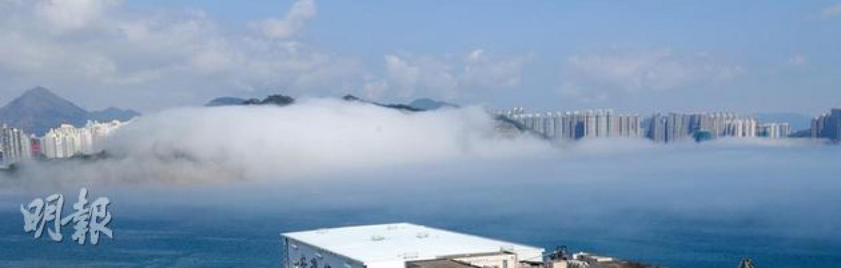 從柴灣望向將軍澳，昨午仍可見沿岸被大霧籠罩，為鯉魚門的景色添上一分朦朧美。（黃雄攝）